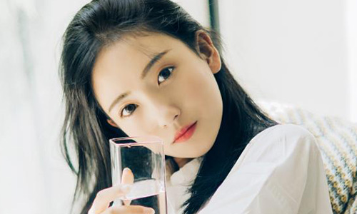 老师您好，我现在特别苦恼，老公突然说要跟我谈离婚的事。这消息对我来说很突然，我完全没预料到。我心里很慌乱，不知道他为什么会有这样的想法，也不清楚接下来该怎么面对。我们的婚姻一直看似正常，可他这一举动让我陷入迷茫，我实在不知道该怎么办，所以想向您咨询咨询。导师分析：老公突然提出谈离婚，原因可能多种多样。从他的角度看，也许是在婚姻生活中积累了一些长期未解决的矛盾，比如在家庭责任分配上，他可能觉得自己承担过多，而你分担过少；或者在夫妻沟通方面，长期存在问题，导致他内心的想法和需求无法得到有效表达和满足。又或许是他自身生活或工作上遭遇重大变故，使得他对婚姻的看法发生改变。从你的角度，由于事情突然，你陷入慌乱和迷茫，这是正常反应。但这种不知所措可能会影响你接下来应对此事的方式。你对婚姻看似正常的认知与他提出谈离婚的行为形成冲突，这背后反映出夫妻双方在对婚姻状态认知上可能存在差异。也许你忽略了他在某些方面的感受和需求，或者他没有及时向你传达他内心的变化。无论如何，此时保持冷静，深入探究他提出离婚的原因是关键，以便针对性地解决问题。导师建议：首先，在老公提出谈离婚后，给自己一些时间冷静下来，避免在慌乱中做出不理智的反应。可以在答应谈话前，先让自己独处一段时间，调整好心态。其次，与老公谈话时，保持平和、理智的态度，不要指责或哭闹，而是真诚地询问他提出离婚的原因。给他足够的时间表达内心想法，认真倾听，不要中途打断。在了解原因后，如果是因为家庭矛盾，如责任分配不均等问题，可以与他一起商讨解决方案，明确双方在家庭中的责任和义务。要是沟通方面存在问题，尝试建立更有效的沟通模式，比如定期进行深度交流，分享彼此的感受和想法。如果是他个人生活或工作上的变故导致对婚姻看法改变，给予他理解和支持，一起面对困难。但如果经过沟通发现，他心意已决，无法挽回，也要为自己做好心理和物质上的准备，咨询专业律师，了解离婚相关的法律程序和权益，确保自己在离婚过程中的合法权益得到保障。网友评论一：我觉得你先别急，跟你老公好好聊聊，说不定是有什么误会呢。很多夫妻离婚都是一时冲动，把话说开了，把问题解决了，可能就没事了。就算真有矛盾，一起商量着改，婚姻还是能继续的。别自己瞎想，先搞清楚他为啥想离婚。网友评论二：我感觉要是你老公态度坚决，你也别太强求。先为自己打算打算，了解下法律知识，看看离婚的话自己能争取到什么权益。当然，如果能挽回最好，可要是实在不行，也别把自己困在这段婚姻里，要向前看，以后的日子还长着呢。