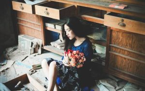 我爱上已婚男，历经波折在一起后他还联系前妻，我压力大想轻生，怎么办？