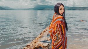 离婚三年男方家人阻挠我见孩子,我想夺回抚养权却没家没收入,该怎么办? 1 离婚三年男方家人阻挠我见孩子,我想夺回抚养权却没家没收入,该怎么办? 1